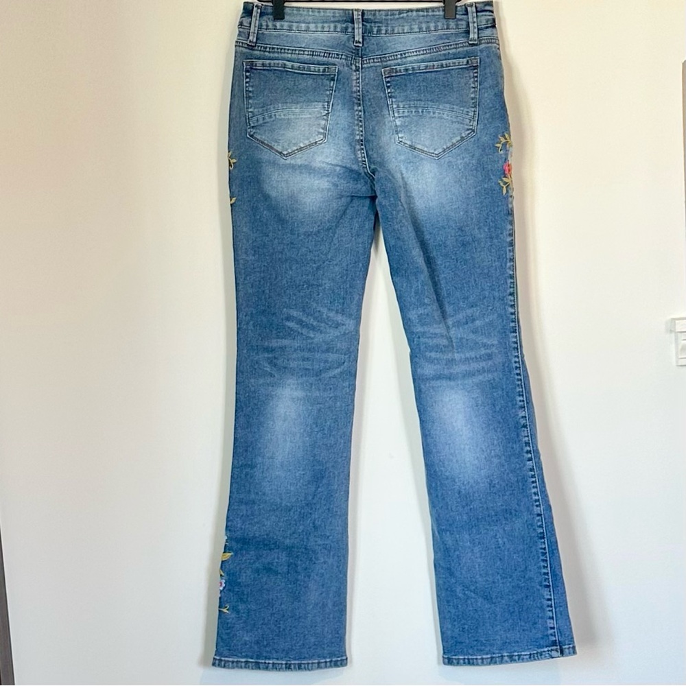 NWT Flamingals Floral Embroidered Boot Cut Jeans - Size: Large - Picture 8 of 13